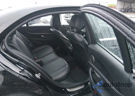 2017 Mercedes-Benz E 300 4Matic z USA, uszkodzony, nr VIN WDDZF4KBXHA121691